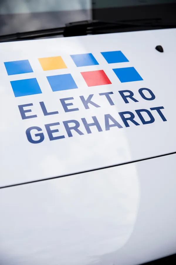 Logo von Elektro Gerhardt auf der Tür eines Servicefahrzeugs