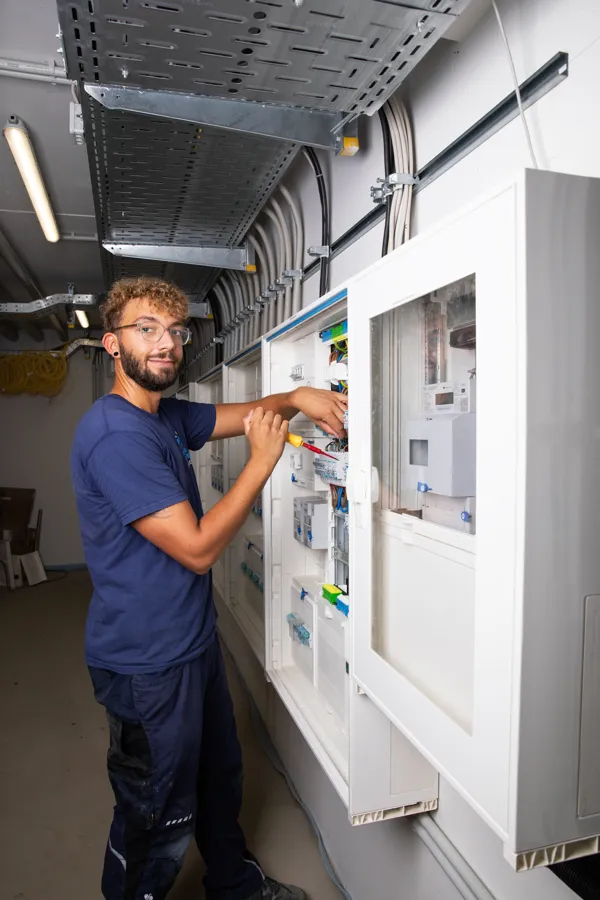 Elektroniker prüft die Zählerplatzanlage in einem Technikraum