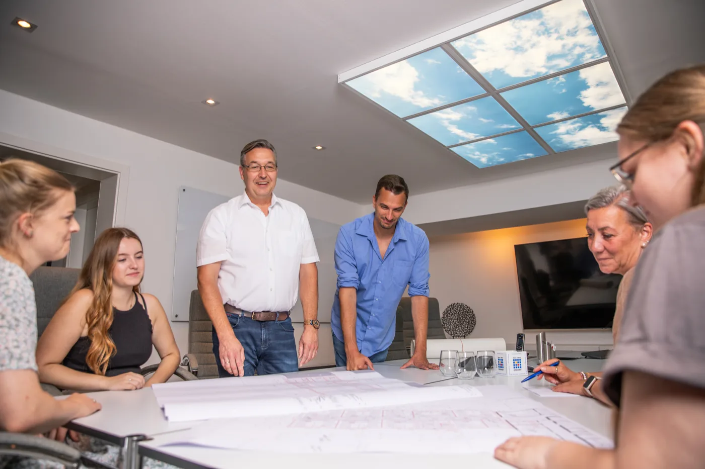 Team von Elektro Gerhardt bespricht Baupläne im Besprechungsraum